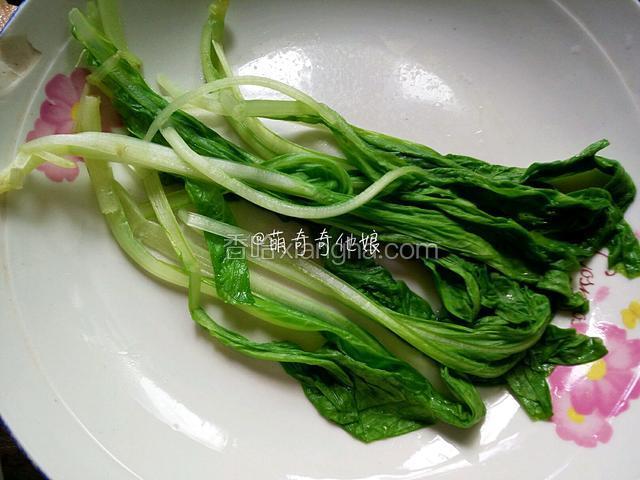 另取小锅里加水，加少许盐烧开，下青菜烫一下捞出沥水。如果你用的生菜就直接洗干净沥水即可！