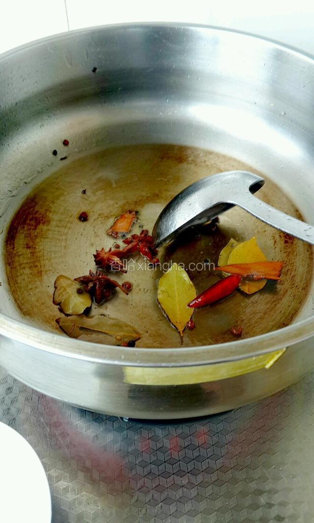 锅里放油，把备好的八角，花椒，香叶，桂皮炒制出香味