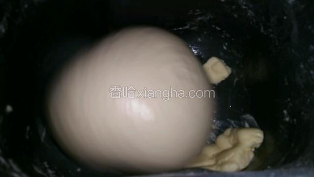 面粉，糖，盐，酵母，奶粉称重放入面包机中，加入适量开启发面程序，揉10分钟面团成形后加入黄油