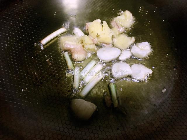 油烧七分热下葱姜蒜爆香