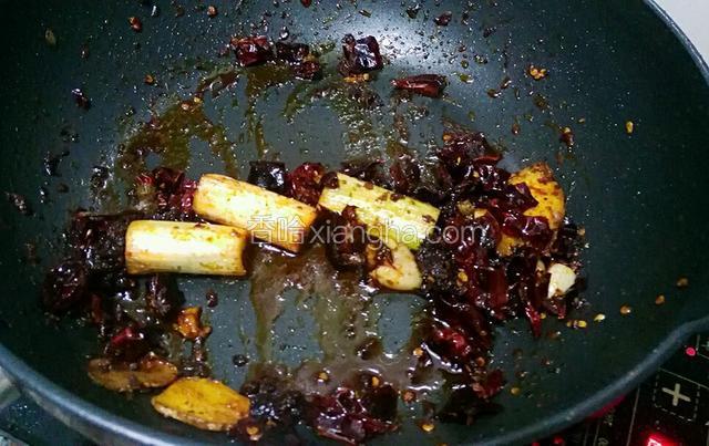 把葱姜蒜加火锅底料 ，爆炒出油 