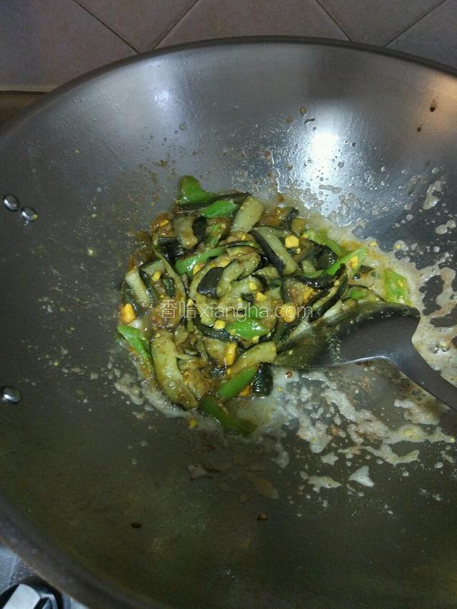 放适量的生抽，鸡精，调味！