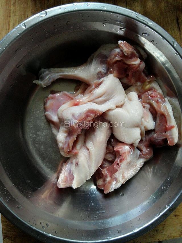 鸭子去头去屁股切成大块
