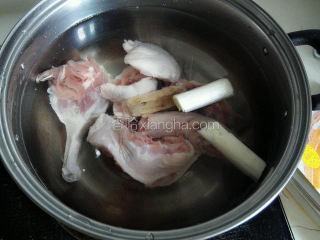 放入凉水中加入葱段和姜片煮3分钟，捞出晾凉