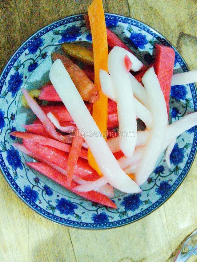 酸萝卜切成条