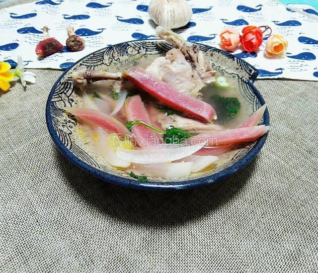碗中放入少量盐和胡椒粉，香菜，将熬好的汤盛出