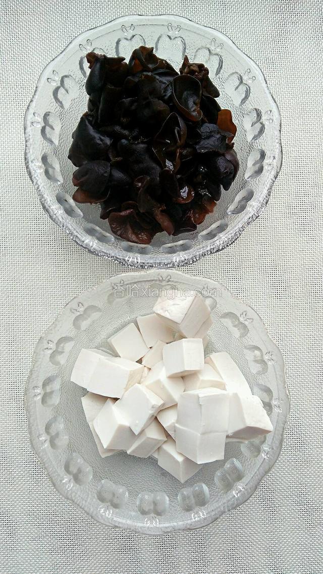木耳提前泡发好，豆腐切小块。
