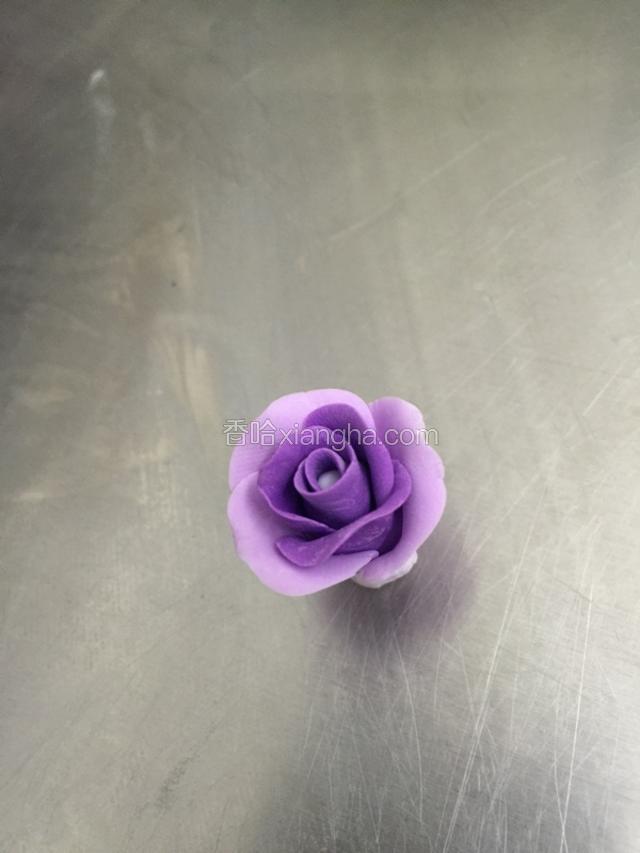 大小自己把握.最外面一层用浅色包围.一层三瓣花片.做好放一边.凉干.