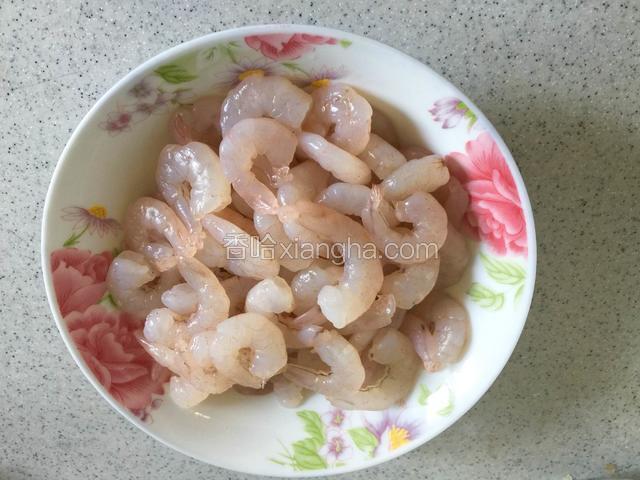 将新鲜虾仁去除虾线，清洗干净，加入少许盐和料酒腌制十分钟；