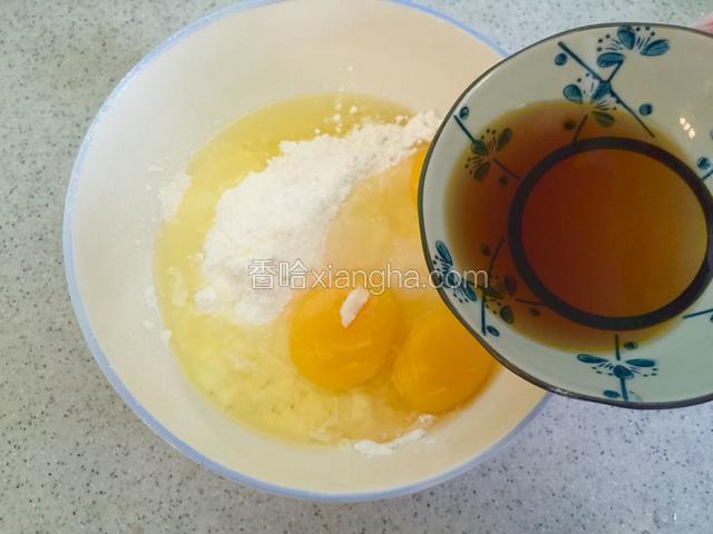 再倒入适量的料酒和少许清水；