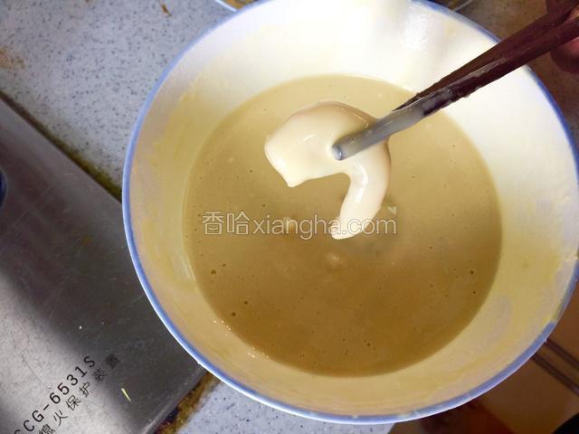 拿筷子夹着虾仁在面糊中滚一下,让每个虾仁都均匀地裹上面糊;