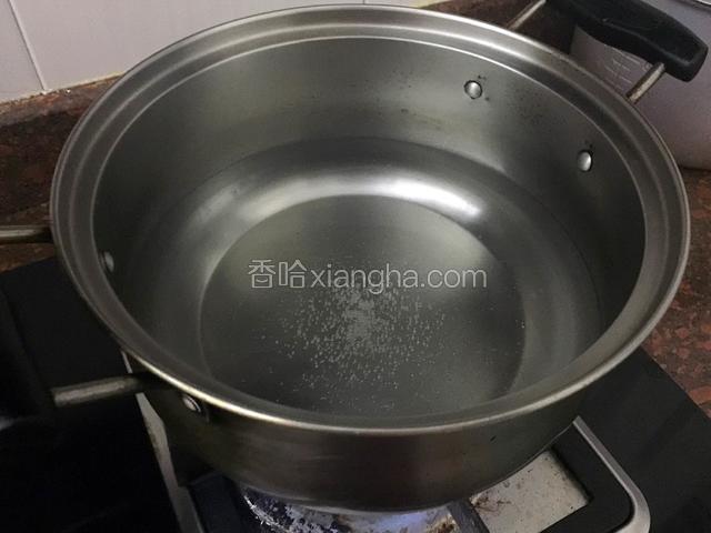 锅中放入适量清水烧开
