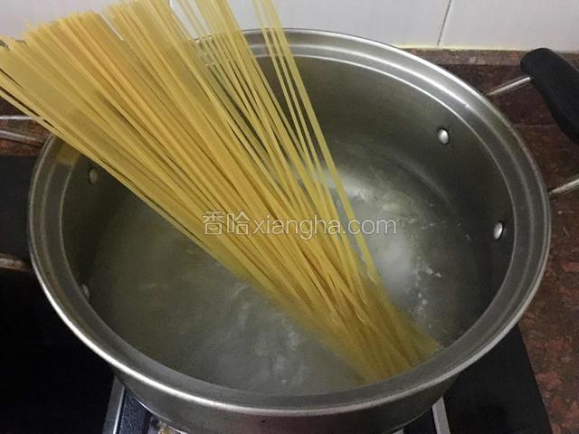 水开后放入盐和半汤匙玉米油，放入意大利粉，煮10分钟左右