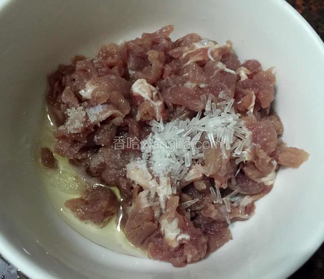肉末用油、盐、味精、胡椒粉腌制一会