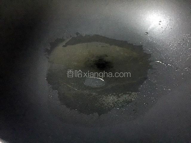 锅中放入适量油，中火烧