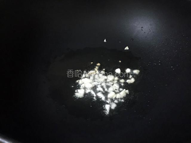 把蒜头炒一下
