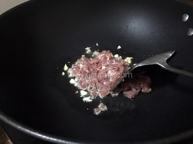 加入肉末，炒匀