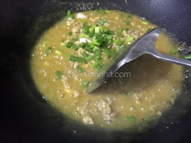 香葱切碎撒上葱花，炒匀即可