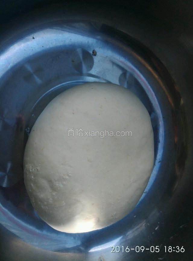 把面粉和成硬面团。加盖静置10分钟。