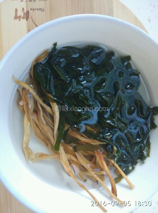 把海带和干黄花用温水浸泡15分钟。