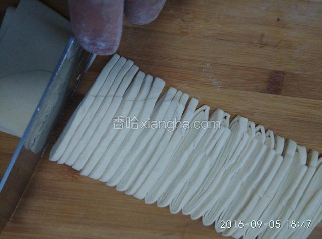 用刀切成0.5cm宽的面条。