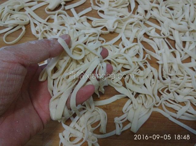 用手把面抖开，防粘。