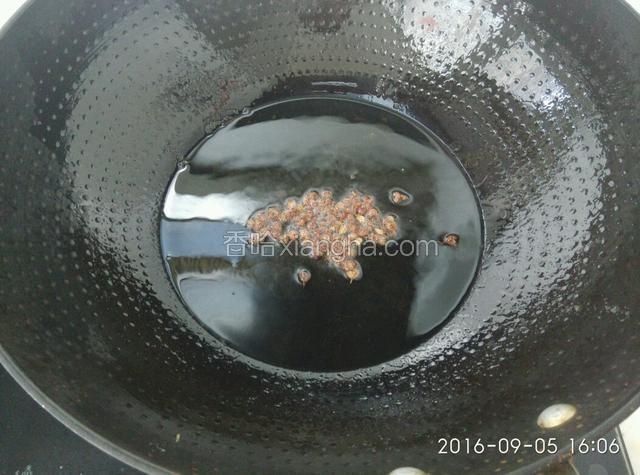 锅里放油，炸花椒，颜色变深捞出。