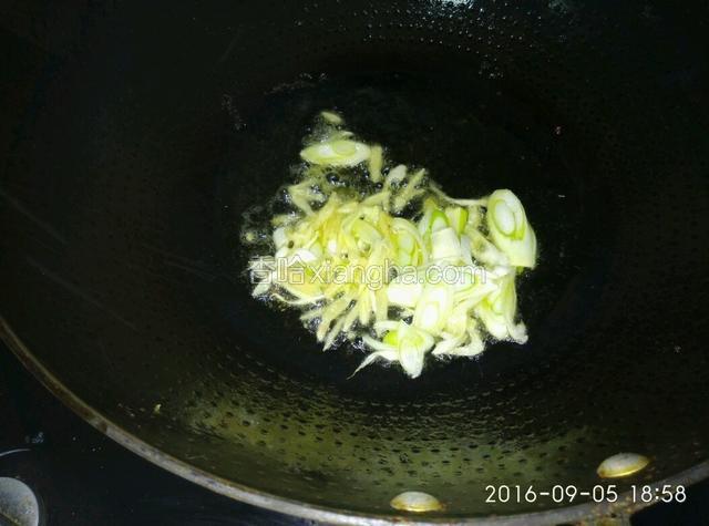 放入葱、姜煸出香味。