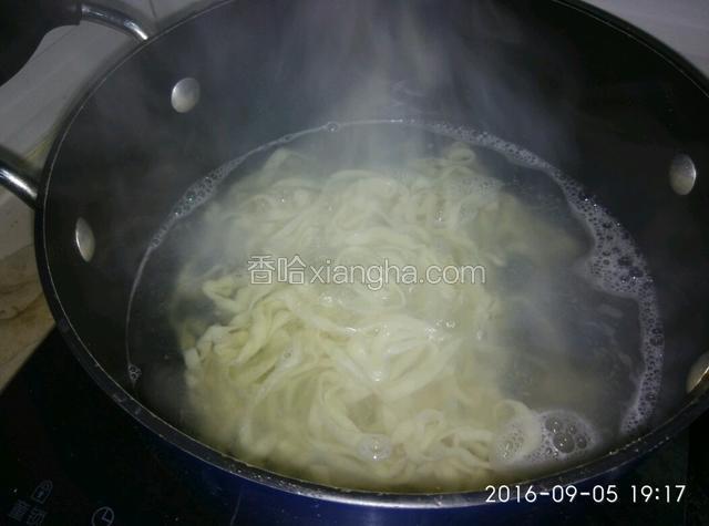 锅里放水烧开，下入手擀面条。水沸后煮2分钟出锅。