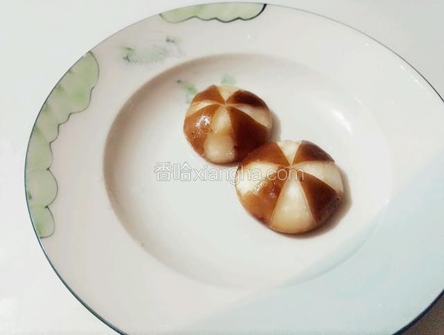 香菇去柄，在香菇表面切米字，如图去掉4片三角表皮备用
