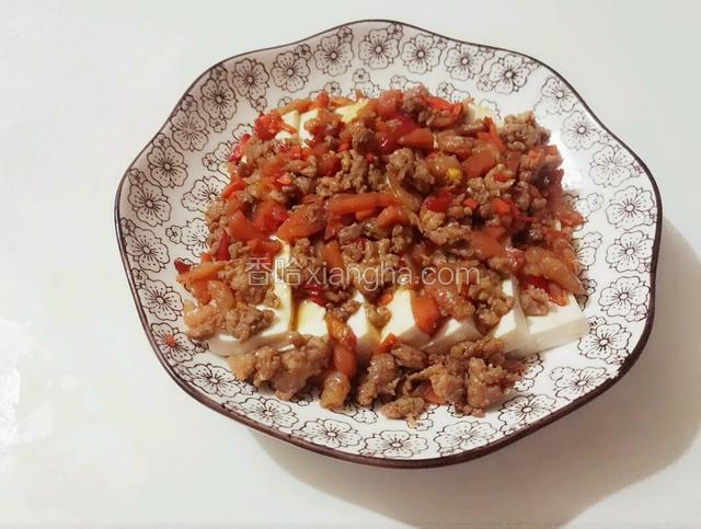 将煮好的料汁均匀铺在豆腐上面