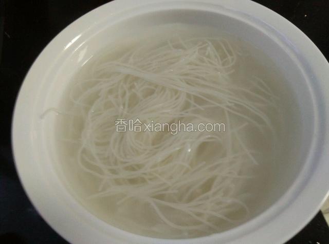 粉干用热水泡软。