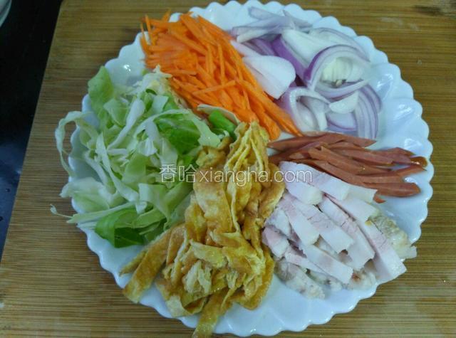 把胡萝卜、洋葱、火腿、五花肉、卷心菜、摊鸡蛋全部切丝。
