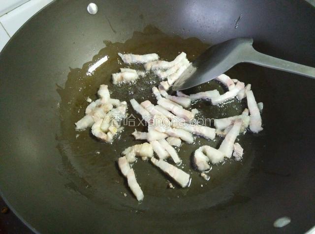 锅烧热，把五花肉下锅煸出油。