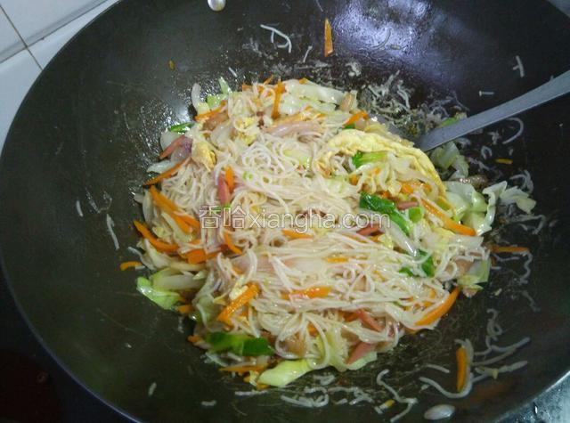加少许生抽、胡椒粉、鸡精翻炒均匀即可。