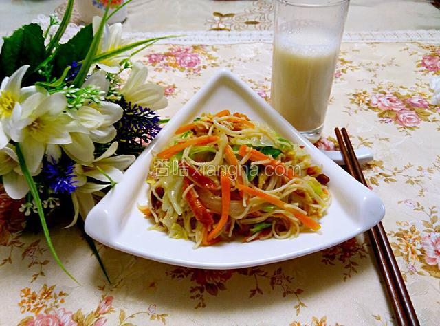 出锅，早上可配上一杯豆浆；晚上不妨来杯啤酒，简直就是完美搭档。
