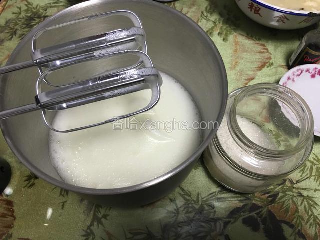 用打蛋器二档的速度打30秒加入细砂糖