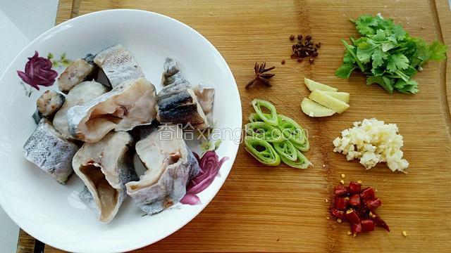 把鳕鱼洗净切块沥干水分，切葱花、姜片和蒜末，红干椒和香菜切小段。