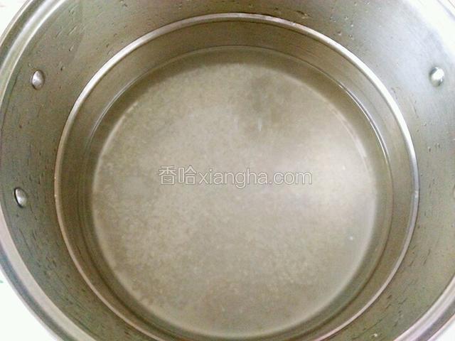 锅里添适量的饮用水，将大米淘洗干净倒入锅里。