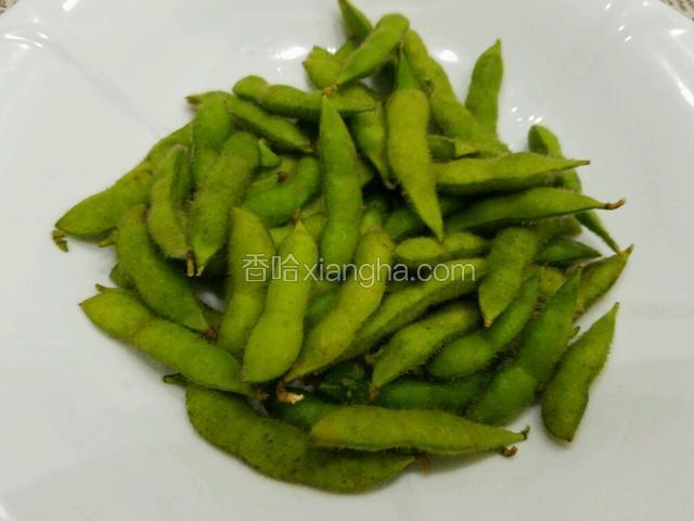 将毛豆用盐水泡泡，用手搓毛豆，将毛豆的毛去掉一些，然后冲洗干净即可。
