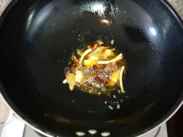 放入一小勺豆瓣酱继续煸炒直至完全炒出香味