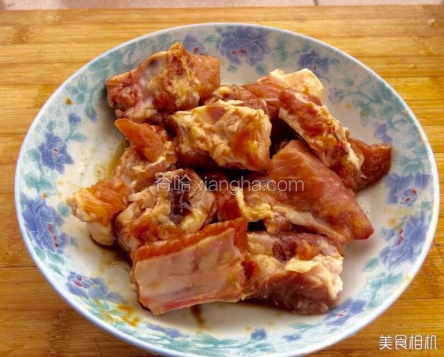 把排骨加入耗油一品鲜酱油腌制