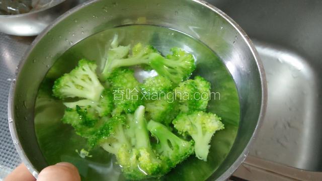 西兰花用水煮两分钟，取出，凉水冲两遍