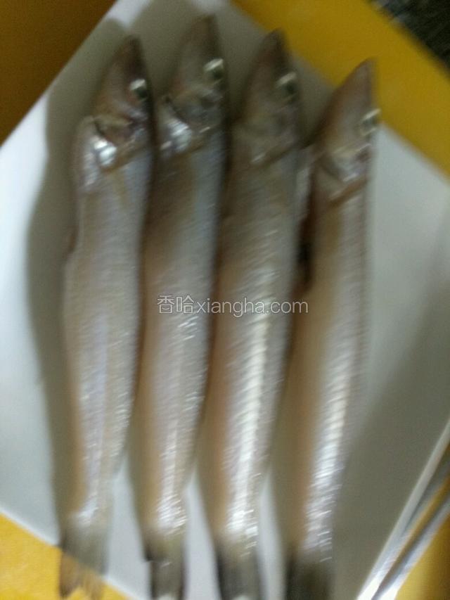 沙丁鱼洗干净，抹盐腌一下