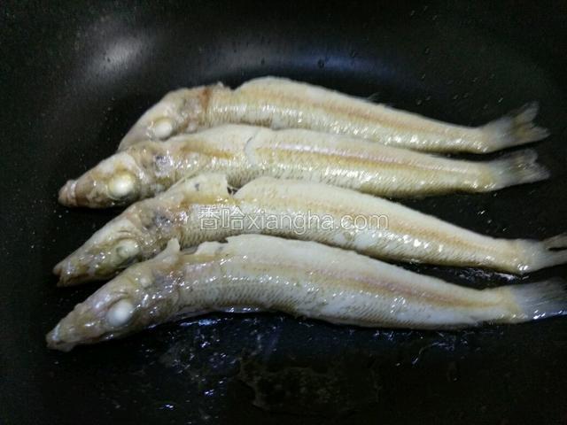 一面煎黄翻，至另一面接着煎黄，关火出锅