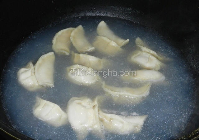 水煮开了下饺子，二次煮开后倒半碗冷水，再次煮开后就可以捞出来了