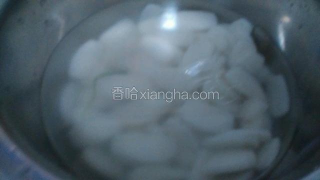 焯好后的年糕放入凉水中