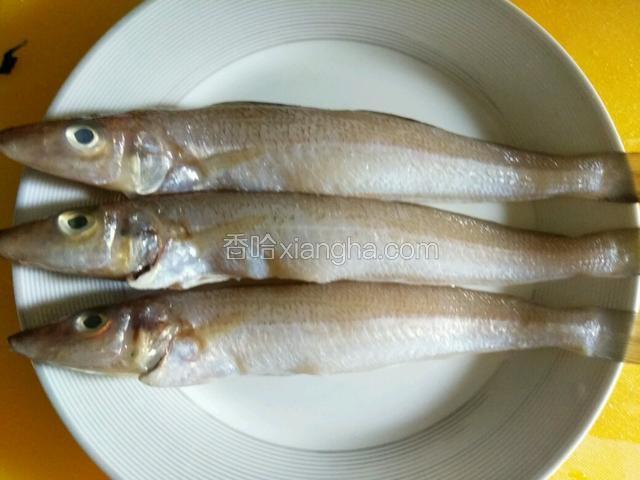 沙丁鱼洗干净，抹料酒，盐腌一下