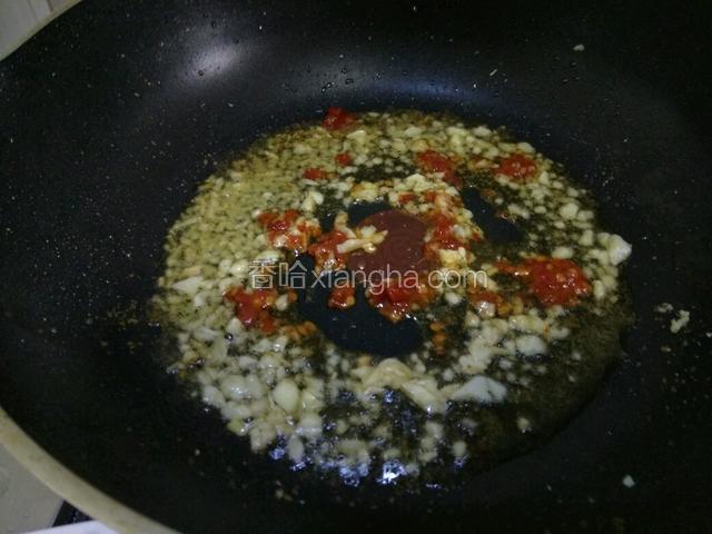 热油锅爆香蒜蓉，姜蓉，辣椒酱