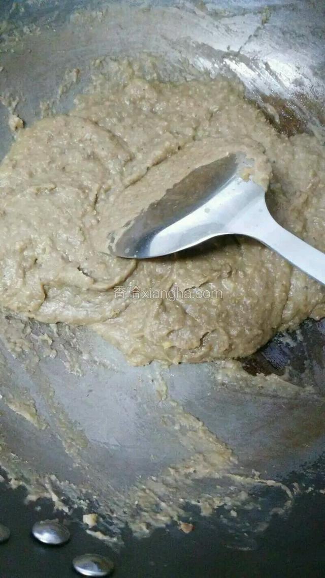 慢慢炒干水份，可以包馅的样子就可以。（炒的时候要有些耐心，千万不能心急，只有水份充分炒干了，你包的时候才容易制作，一定要小火，大火会糊）

